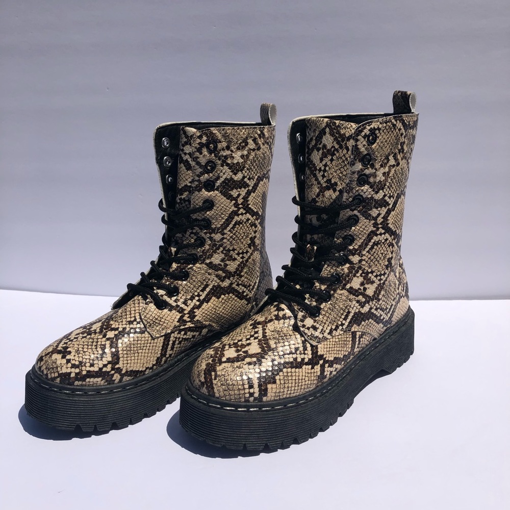 UniLQdy- NWOT Platform Snakeskin Combat Style Boot